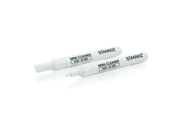 Auf dem Bild sind zwei weiße Flux-Ex-500-Reinigungsstifte von Stannol zu sehen. Einer ist mit einer weißen Kappe verschlossen, der andere ist offen.