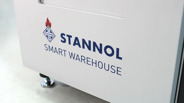 Auf dem Bildausschnitt ist der Schriftzug Stannol Smart Warehouse und das Stannol-Logo zu sehen.