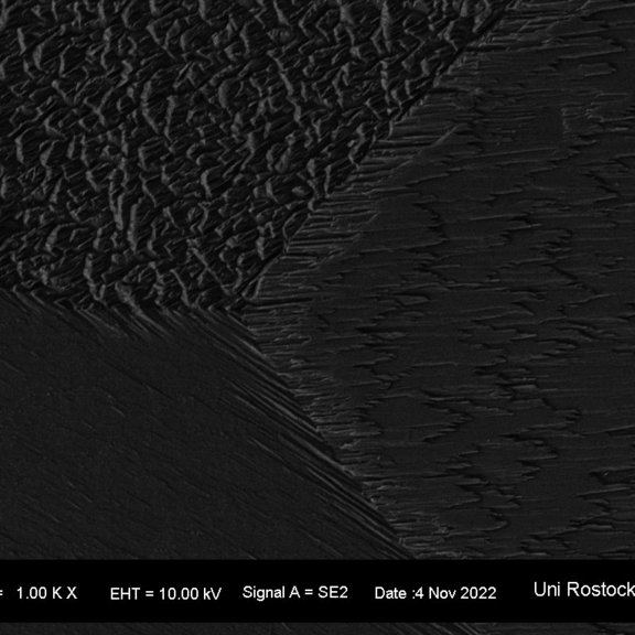 SEM image of secondary tin at 1,000x magnification: the crystals and grain boundaries could be visualised well in the scanning electron microscope (SEM).