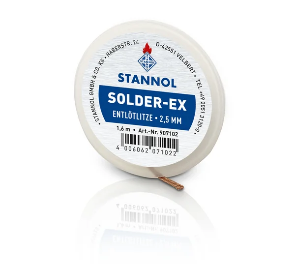 Auf dem Bild ist eine schmale, weiße Rolle mit Solder-Ex Entlötlitze von Stannol zu sehen. Die Rolle hat ein weiß-blaues Etikett mit Stannol-Logo.