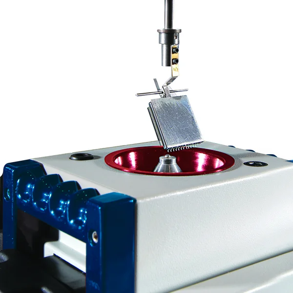 Auf dem Bild ist die Benetzungswaage Must3 von Gen3 Systems zu sehen. Ein Bauteil wird in einen Halter gespannt und auf eine kleine Lotkugel hinabgelassen.