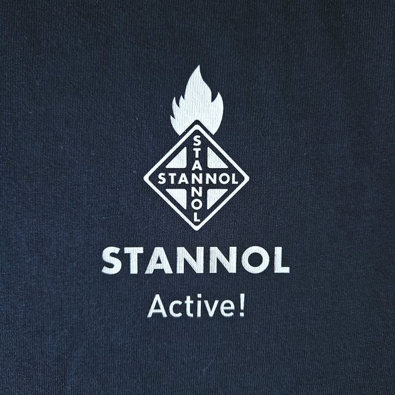 Auf dem Bild ist das Stannol Logp in weiß und der Schriftzug Stannol Active! auf dunkelblauem Grund zu sehen.