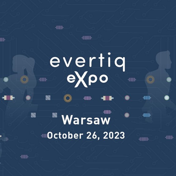 Auf dem Bild ist das Logo der Evertiq Expo Warschau zu sehen - dunkelblau mit weißer Schrift. Zu klesen ist: evertiq expo, Warsaw, October 26, 2023