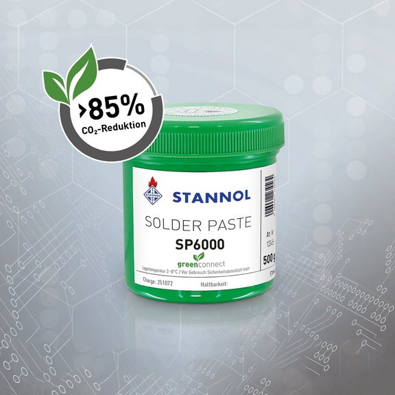 Das Bild zeigt ein grünes Kunststoffgefäß mit Lötpaste der Marke Stannol. Auf dem Etikett steht „Solder Paste SP6000“ sowie das „green connect“-Logo, das durch ein grünes Blatt symbolisiert wird. Links über dem Behälter ist ein kreisförmiges Symbol mit einem Blatt und der Aufschrift „85% CO₂-Reduktion“ zu sehen. Der Hintergrund ist grau und mit schematischen Linien und Punkten gestaltet, die eine technische, moderne Optik erzeugen. Das Bild hebt die Nachhaltigkeitsbemühungen von Stannol hervor, speziell die CO₂-Reduktion um 85 % für dieses Produkt.