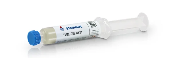 Auf dem Bild ist das Flux-Gel HX21 von Stannol zu sehen - eine weiße Spritze mit weißem Etikett und blauer Kappe.