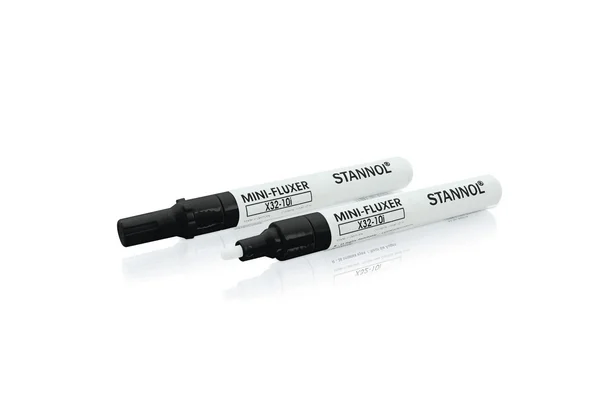 Auf dem Bild sind zwei weiße Flux-Ex Flussmittelstifte von Stannol zu sehen, beides Mini-Fluxer X32-10i. Einer der Stifte ist mit einer schwarzen Kappe verschlossen, der andere ist offen.