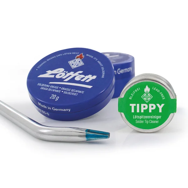 Auf dem Bild ist eine blaue, metallene Dose Lötfett, eine metallene, grüne Dose mit Tippy-Lötspitzenreiniger und eine Lötspitze von Stannol zu sehen.
