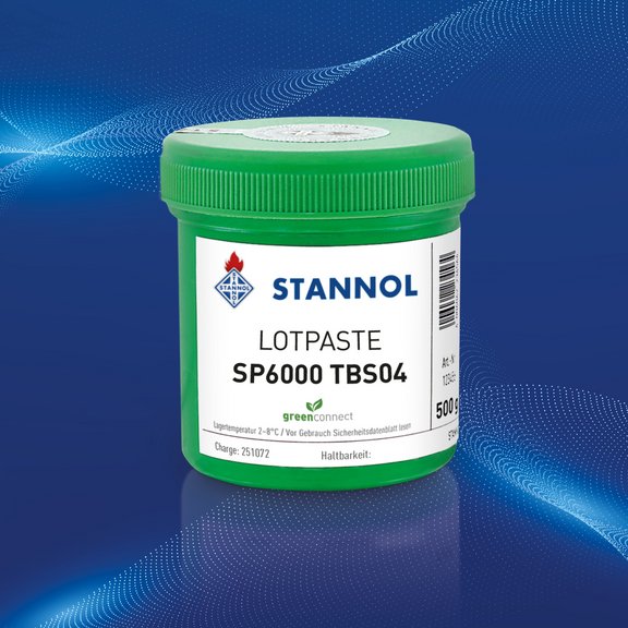 Auf dem Bild ist eine grüne Stannol-Lotpastendose vor einem blauen Hintergrund zu sehen. Auf dem weißen Etikett ist das Stannol-Logo der Produktname SP6000 TBS04 sowie weitere Produktspezifikationen zu sehen.