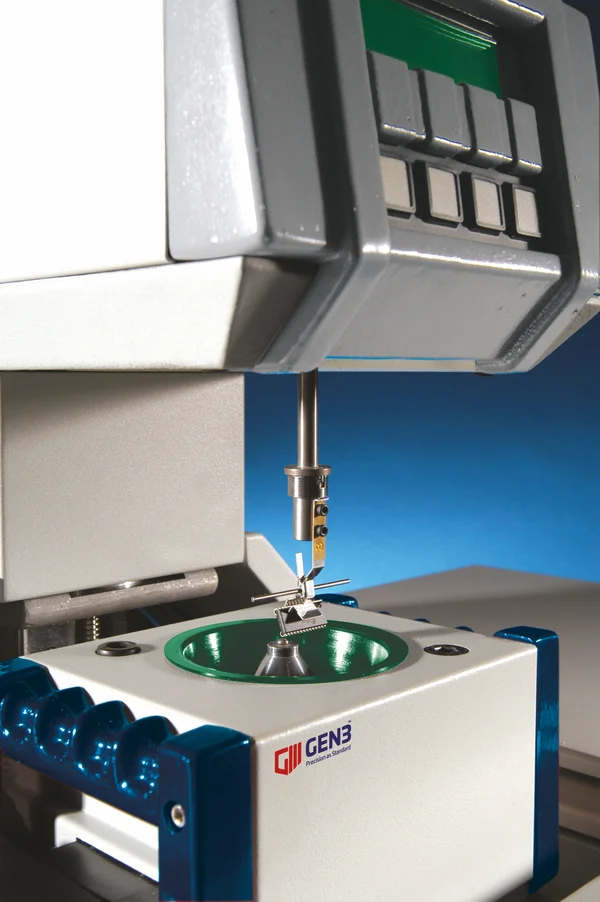 The picture shows the MUST System 3 wetting scale. A component is fixed in a holder and is lowered onto a small solder ball.