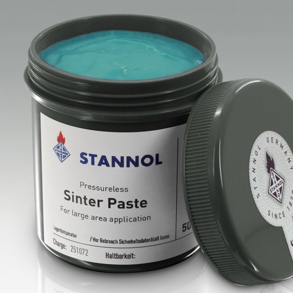 Auf dem Bild ist die Sinterpaste von Stannol in einer dunkelgrauen Dose zu sehen. Die Doese ist geöffnet, der Deckel ist an der Dose angelehnt. Die Paste hat eine leuchtend blaue Farbe.