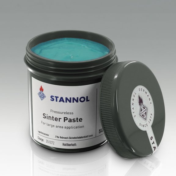Auf dem Bild ist die Sinterpaste von Stannol in einer dunkelgrauen Dose zu sehen. Die Doese ist geöffnet, der Deckel ist an der Dose angelehnt. Die Paste hat eine leuchtend blaue Farbe.